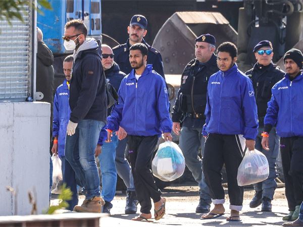 What are the long-term risks of the EU's return hubs?