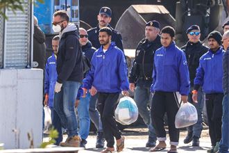 What are the long-term risks of the EU's return hubs?