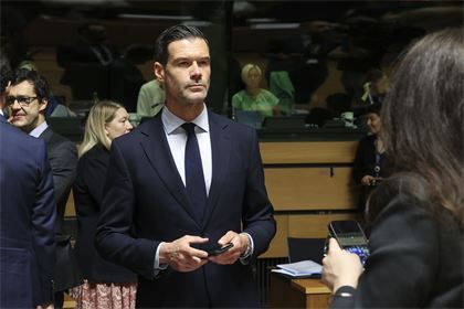 Newsletter: Tourists of war
