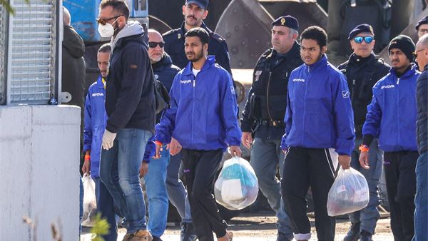 What are the long-term risks of the EU's return hubs?