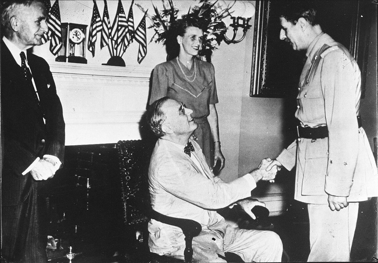 Charles de Gaulle met United States President Franklin Delano Roosevelt for the first time at the White House on July 6, 1944. (Anefo / Dutch National Archive)
